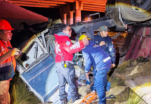 Conductor queda prensado tras volcar tractocamión en la Teziutlán-Virreyes