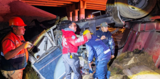 Conductor queda prensado tras volcar tractocamión en la Teziutlán-Virreyes