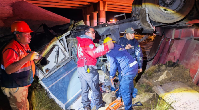 Conductor queda prensado tras volcar tractocamión en la Teziutlán-Virreyes
