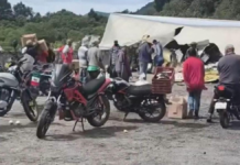Tráiler con toneladas de tunas vuelca en la Puebla-Orizaba