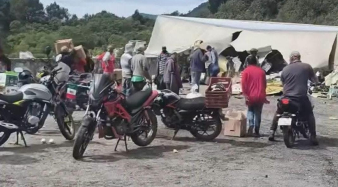 Tráiler con toneladas de tunas vuelca en la Puebla-Orizaba