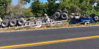 Volcadura de tráiler deja un muerto en la carretera México-Tuxpan