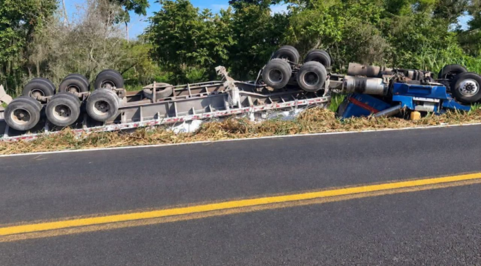 Volcadura de tráiler deja un muerto en la carretera México-Tuxpan