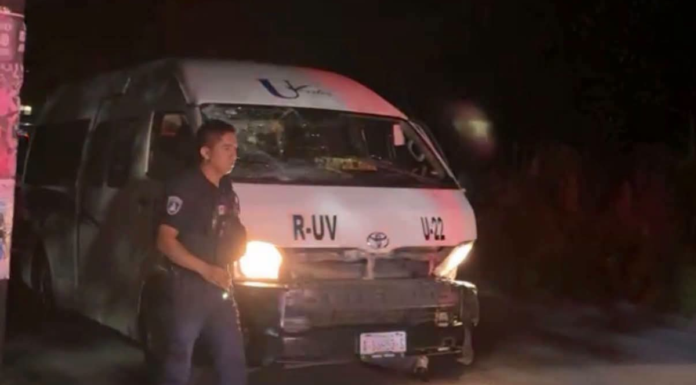 Unidad de transporte arrolla a cinco policías y un civil en Teteles
