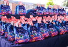 Lupita Cuautle entrega kits de útiles escolares a estudiantes de primaria