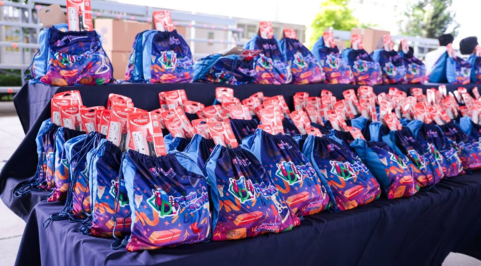 Lupita Cuautle entrega kits de útiles escolares a estudiantes de primaria