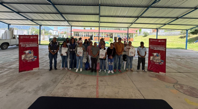Zacatlán lleva más de 130 paquetes de útiles escolares a comunidades