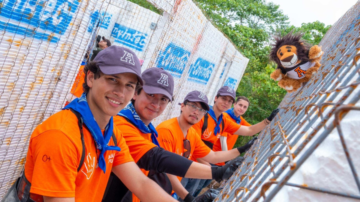 Estudiantes Anáhuac Puebla construyen casas para familias de la Sierra