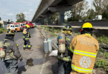 Camioneta con cilindros de gas LP vuelca en la México-Puebla