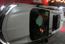 Hermano de exalcalde de Tochtepec vuelca tras chocar contra auto