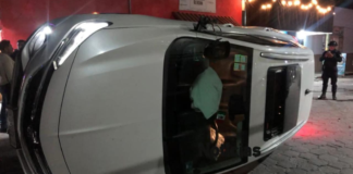 Hermano de exalcalde de Tochtepec vuelca tras chocar contra auto