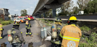 Camioneta con cilindros de gas LP vuelca en la México-Puebla