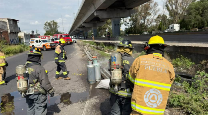 Camioneta con cilindros de gas LP vuelca en la México-Puebla