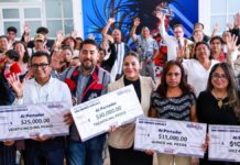 Lupita Cuautle entrega apoyos económicos a escuelas de San Andrés Cholula