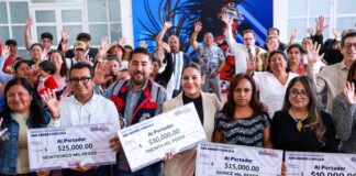 Lupita Cuautle entrega apoyos económicos a escuelas de San Andrés Cholula