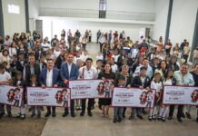 Omar Muñoz entrega becas a estudiantes con promedio de 10 en Cuautlancingo