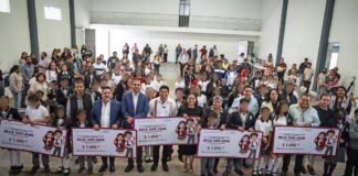Omar Muñoz entrega becas a estudiantes con promedio de 10 en Cuautlancingo