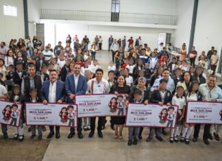 Omar Muñoz entrega becas a estudiantes con promedio de 10 en Cuautlancingo