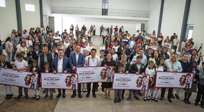 Omar Muñoz entrega becas a estudiantes con promedio de 10 en Cuautlancingo