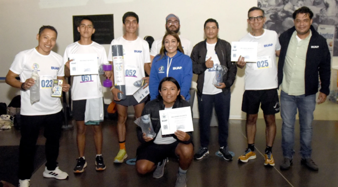 Comunidad BUAP participa en la “Carrera Vertical 2026”