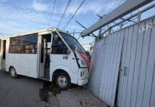 Unidad de Ruta Nueva Visión choca contra vivienda en Granjas Puebla