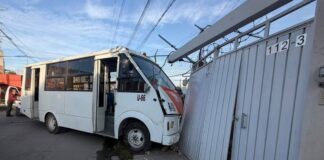 Unidad de Ruta Nueva Visión choca contra vivienda en Granjas Puebla