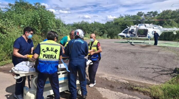 Paciente con tumor cerebral es trasladado en ambulancia aérea a Tehuacán