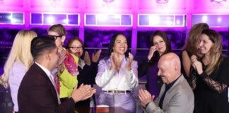 Liz Sánchez encabeza iluminación del Senado por Día de la Salud en la Menopausia