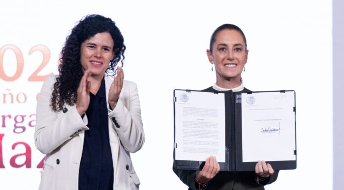 Sheinbaum firma decreto de entornos digitales seguros para menores