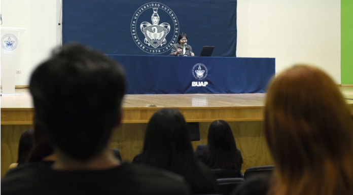 Lilia Cedillo aborda infecciones emergentes en animales domésticos