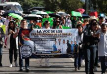 Personal de salud del IMSS-Bienestar se manifiestan en la 11 Sur