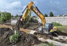 Gobierno estatal despliega maquinaria pesada tras deslaves en Chalchicomula