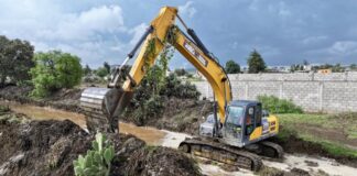 Gobierno estatal despliega maquinaria pesada tras deslaves en Chalchicomula