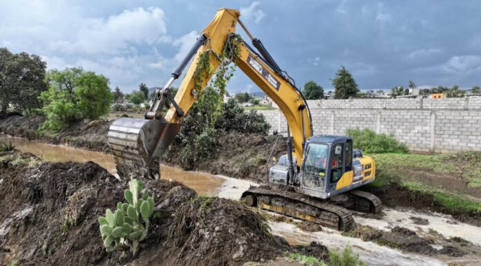 Gobierno estatal despliega maquinaria pesada tras deslaves en Chalchicomula