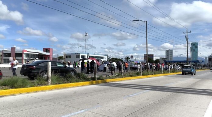 Operadores de Palalia’s Tours bloquean Vía Atlixcáyotl