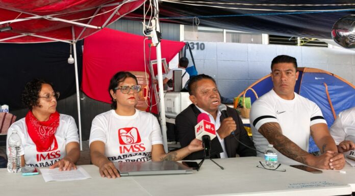 Sin consenso, aplican aumento salarial a trabajadores IMSS en Puebla; mantienen plantón