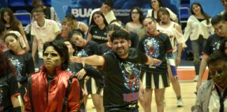 Estudiantes BUAP bailan “Thriller” en la Arena Universitaria