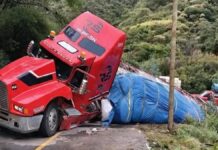 Tractocamión bloquea ambos carriles de la carretera federal 182