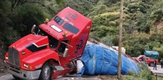 Tractocamión bloquea ambos carriles de la carretera federal 182