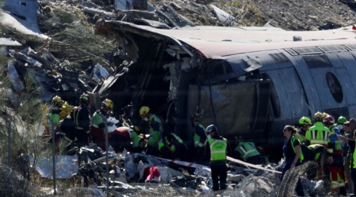 Colisión de dos trenes deja al menos 64 muertes en España