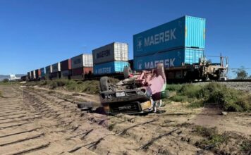 Tren arrolla camioneta en Esperanza; hay un muerto y cuatro heridos