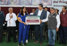 Armenta entrega 30 pantallas a la Universidad Politécnica de Amozoc