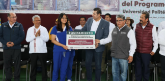 Armenta entrega 30 pantallas a la Universidad Politécnica de Amozoc