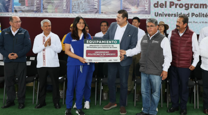 Armenta entrega 30 pantallas a la Universidad Politécnica de Amozoc