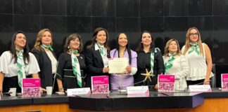 Liz Sánchez recibe en Senado el libro “Voces femeninas, liderazgos que inspiran”