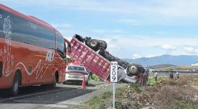 Volcadura de camión en la Puebla-Orizaba deja un lesionado