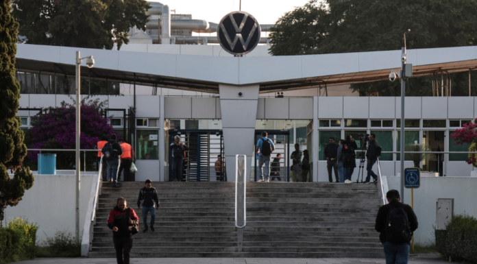 Trabajadores de VW votarán el 15 de octubre nueva oferta salarial