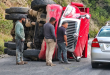 Vuelca unidad de carga y cierra la carretera Coxcatlán–Zoquitlán