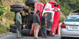 Vuelca unidad de carga y cierra la carretera Coxcatlán–Zoquitlán