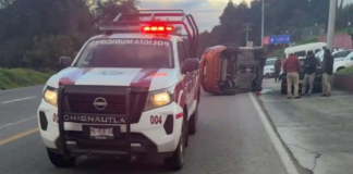 Fuerte choque y volcadura dejan daños en la Amozoc-Nautla